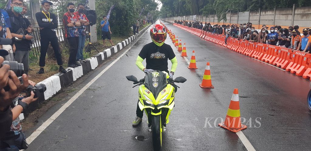 Motor balap jalanan di Jalan Inspeksi Kali Ancol, Pademangan, Jakarta Utara, Minggu (16/1/2022). Polda Metro Jaya mengadakan <i>street race</i> dengan konsep<i> drag race</i> untuk latihan pembalap motor jalanan di kawasan Ancol.