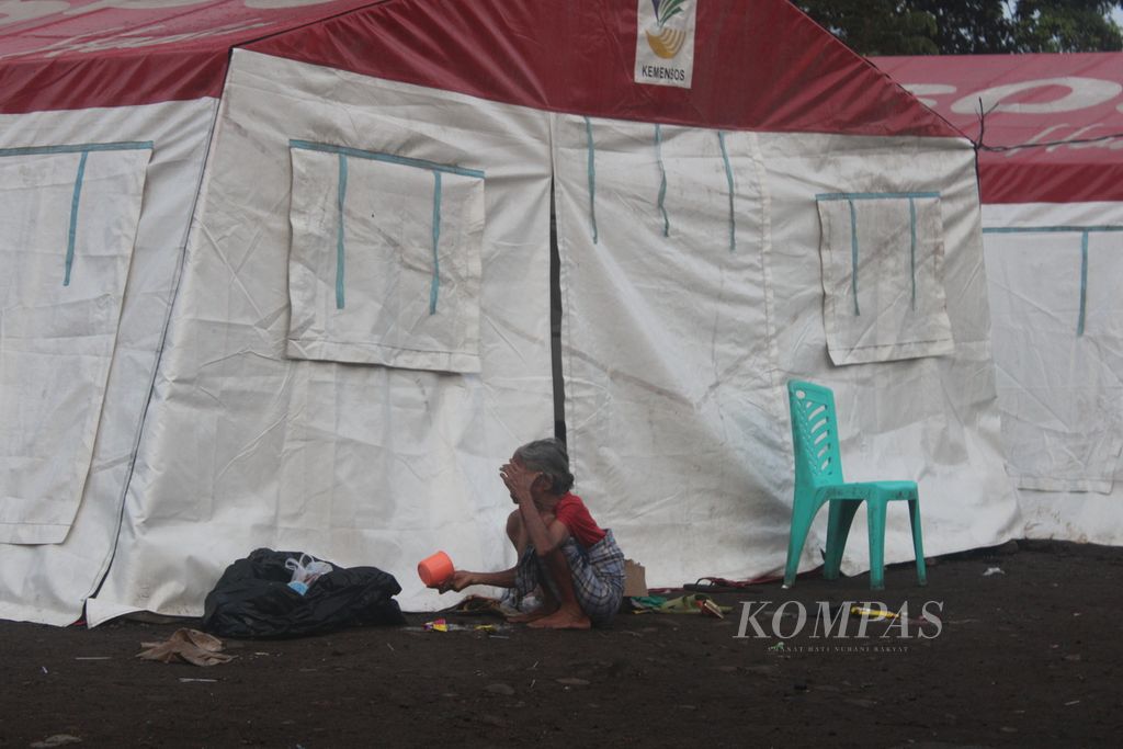 Pengungsi terdampak erupsi Gunung Lewotobi Laki-laki membasuh wajahnya di lokasi pengungsian Desa Konga, Kecamatan Titehena, Kabupaten Flores Timur, Nusa Tenggara Timur, pada Sabtu (13/1/2024). 