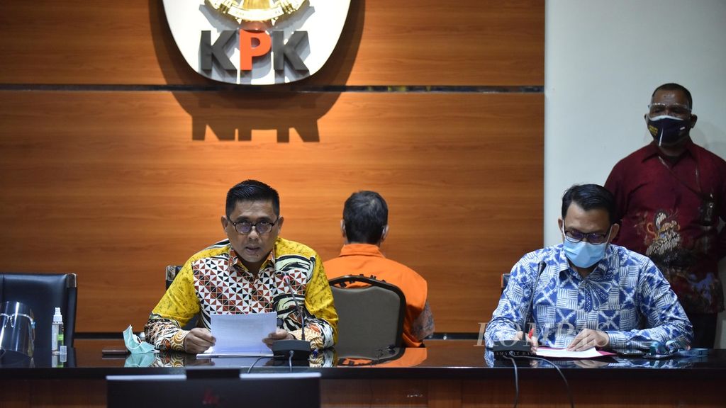 Deputi Penindakan Komisi Pemberantasan Korupsi (KPK) Karyoto (kiri) dan Plt Juru Bicara KPK Ali Fikri di Kantor KPK, Kuningan, Jakarta, Jumat (9/2/2020). 