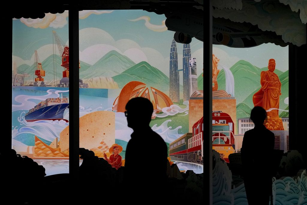 Siluet sejumlah pengunjung tampak saat melewati dan melihat pameran seni yang menggambarkan Prakarsa Sabuk dan Jalan, Rabu (18/10/2023) di China National Convention Center, Beijing.