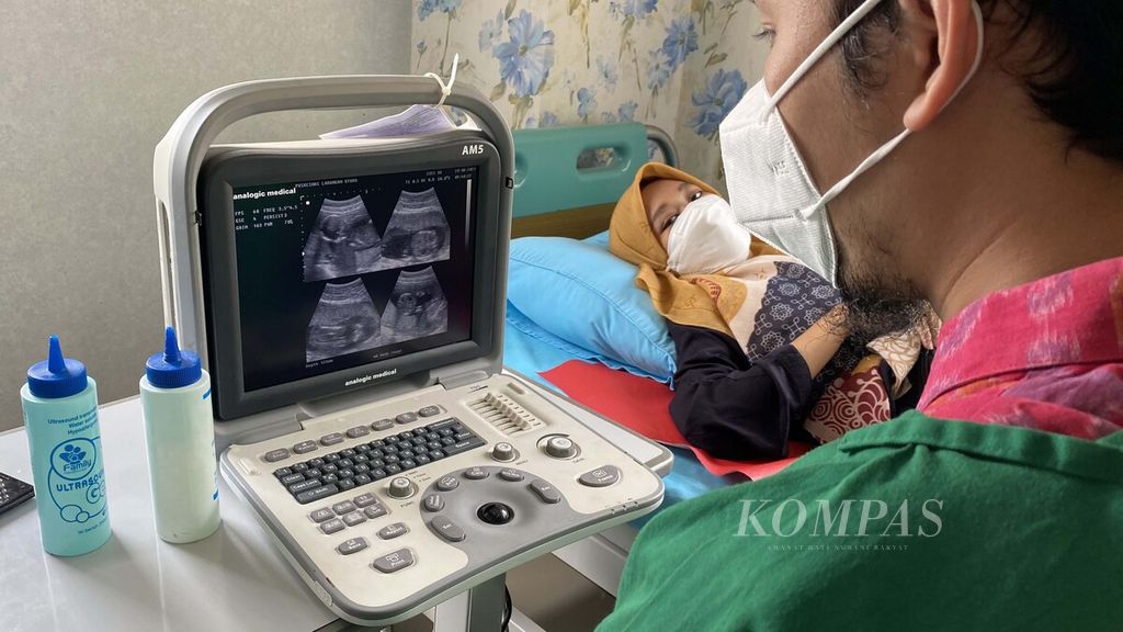 Dokter kandungan memeriksa kondisi janin ibu hamil sebelum mendapatkan vaksin Covid-19 di Puskesmas Larangan Utara, Kota Tangerang, Banten, Jumat (20/8/2021). 
