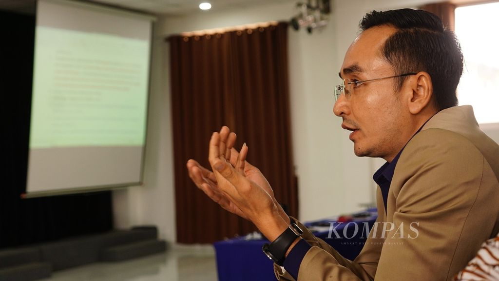 Salah satu peserta diskusi mengenai peran media dalam memerangi hoaks bertajuk &quot;The Role of Media in Combating Disinformation and Fake News in the AI Context for Regional Peace, Stability and Prosperity&quot; di Royal Academy of Cambodia, Phnom Penh, Kamboja, Kamis (6/6/2024). 