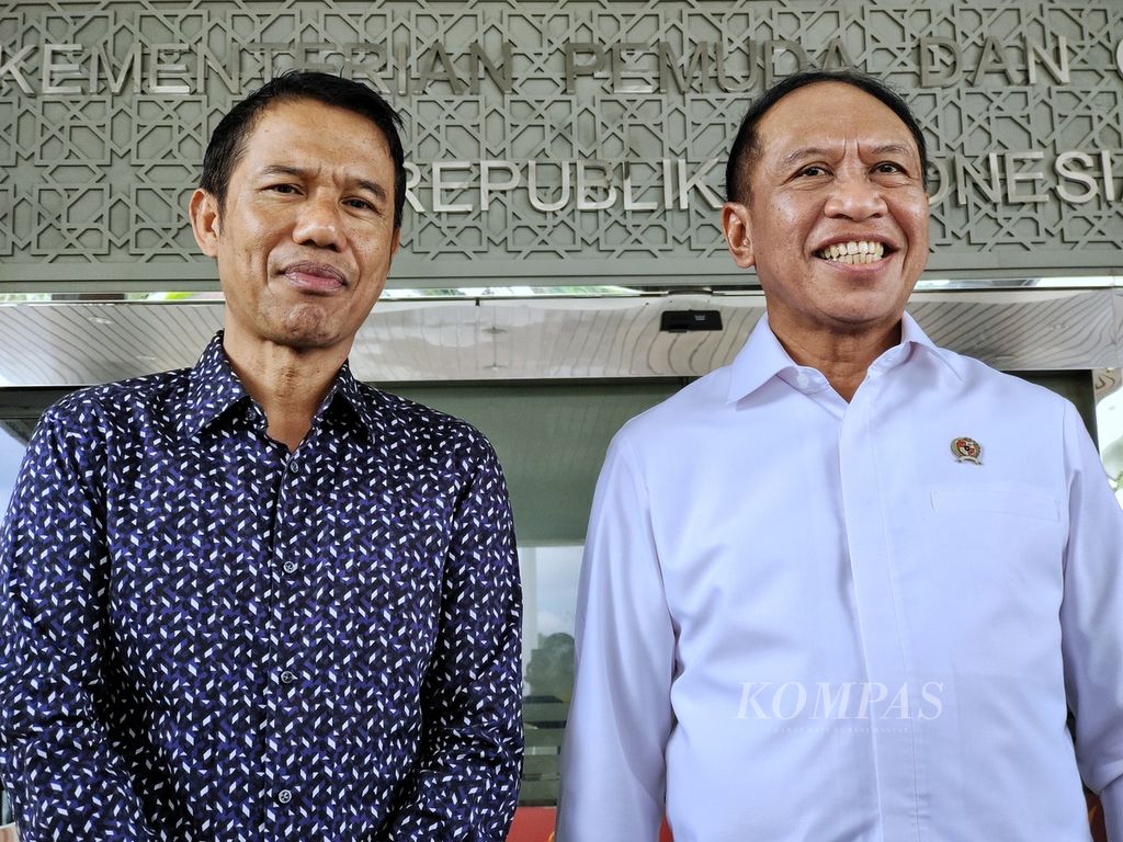Sekretaris Jenderal PSSI Yunus Nusi (kiri) dan Menteri Pemuda dan Olahraga Zainudin Amali dalam konferensi pers usai pertemuan membahas kelanjutan Liga 2 dan Liga 3 di kantor Kemenpora, Jakarta, Kamis (19/1/2023).
