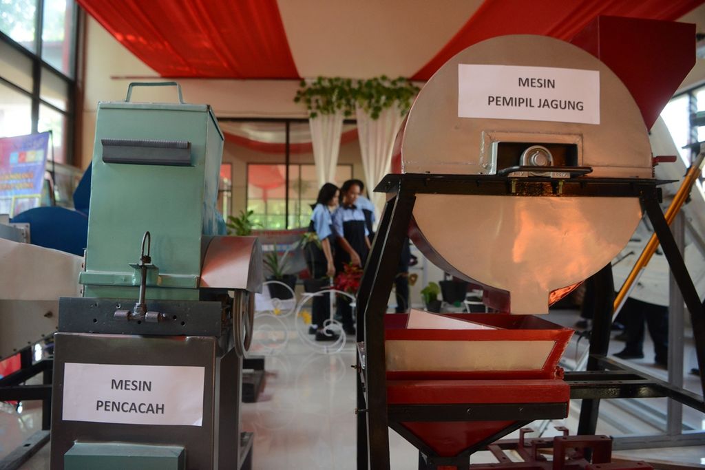 Sejumlah mesin buatan siswa dipamerkan dalam kegiatan Ekspose STEM di Gedung Technopark SMK Negeri 2 Salatiga, Kota Salatiga, Jawa Tengah, Rabu (13/11/2019). 