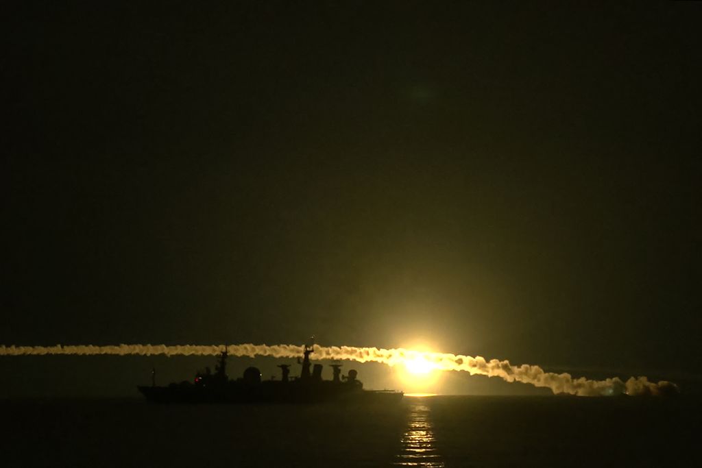 Dalam foto yang dirilis Kementerian Pertahanan Rusia pada 10 September 2024, tampak kapal perang Armada Pasifik Rusia menembakkan rudal jelajah Moskit dalam latihan angkatan laut Ocean-2024 di Laut Jepang, di lepas pantai Vladivostok, Rusia. 