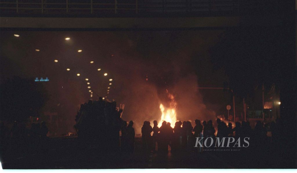 Penyerbuan terhadap Kantor DPP PDI di Jalan Diponegoro Nomor 58, Jakarta, 27 Juli 1996, berakhir tragis. Sejumlah orang yang mempertahankan kantor itu ditemukan tewas. 