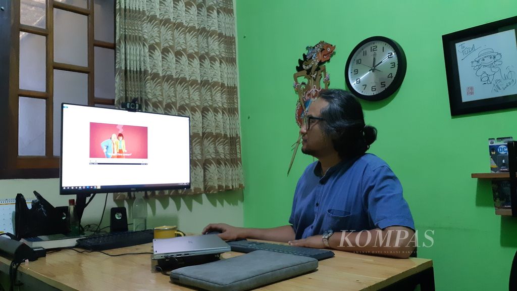 Yudhatama Fajar Nugroho, pendiri dan pemilik studio animasi Manimonki di Surakarta, Jawa Tengah. Foto diambil pada Rabu 14 Desember 2022.