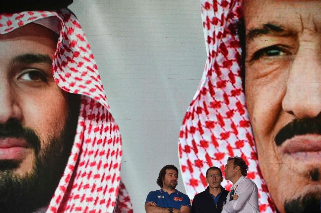 Foto dokumentasi tanggal 4 Januari 2020 ini memperlihatkan poster foto Putra Mahkota Arab Saudi Pangeran Mohammed bin Salman (kiri) dan Raja Salman bin Abdulaziz al-Saud dalam sebuah upacara podium di Jeddah, Arab Saudi, menjelang Reli Dakar 2020. 