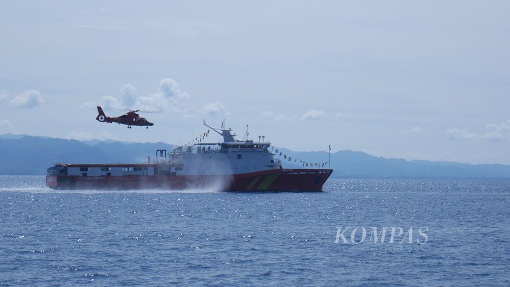 Helikopter Dauphin HS-3606 lepas landas dari Kapal Negara SAR Wisnu-301 untuk melaksanakan tugas pencarian di area yang telah ditentukan pada Sailing Pass dalam acara puncak Sail Tidore 2022 di Pantai Tugulufa, Kota Tidore Kepulauan, Maluku Utara, Sabtu (26/11/2022). Kegiatan ini bertujuan untuk meningkatkan potensi kelautan di Kota Tidore Kepulauan.
