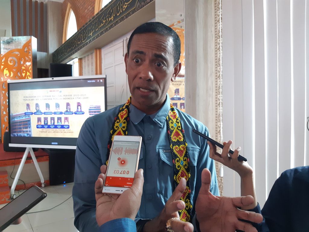 Deputi Bidang Pengendalian Pembangunan Otorita IKN Thomas Umbu Pati TB diwawancara saat berkunjung ke Kota Balikpapan, Kalimantan Timur, Rabu (1/2/2023).