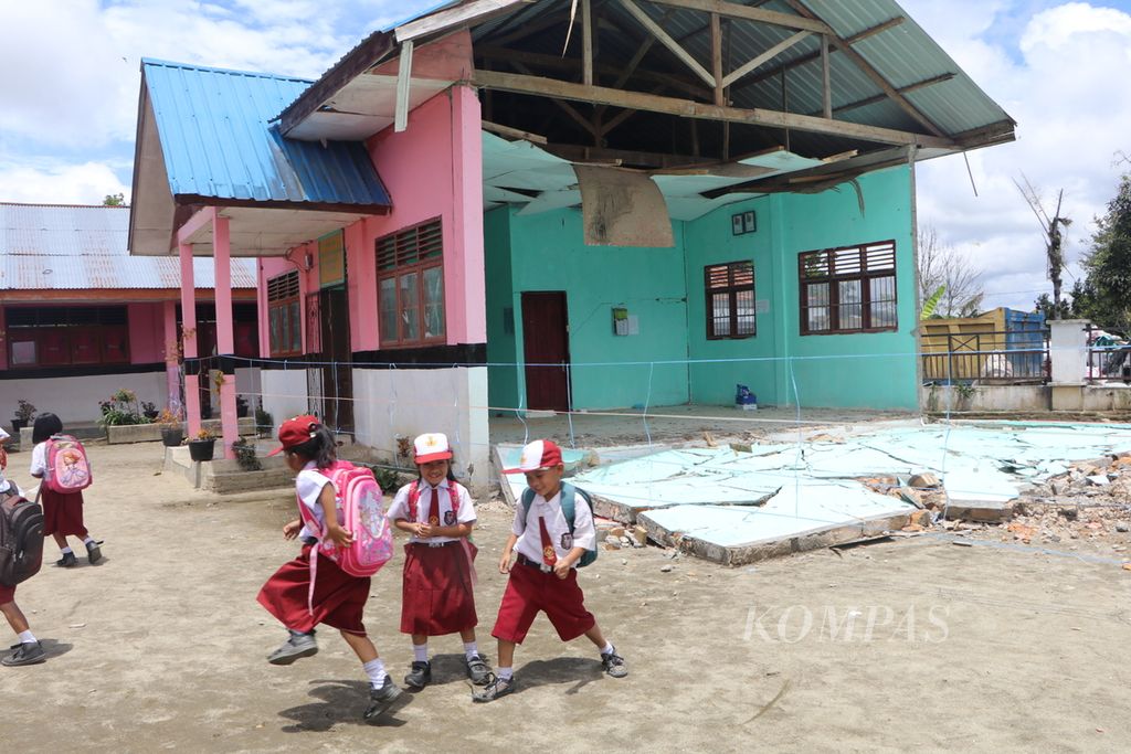 Anak-anak SD beraktivitas di sekolahnya yang rusak akibat gempa bumi M 5,8 di SD Negeri 175766 Bonanionan, Kecamatan Parmonangan, Kabupaten Tapanuli Utara, Sumatera Utara, Selasa (4/10/2022). Gempa itu merusak sedikitnya 23 sekolah.