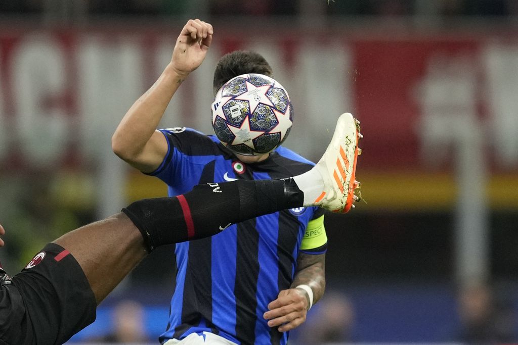 Penyerang Inter Milan Lautaro Martinez (tertutup bola) berebut bola dengan bek AC Milan Fikayo Tomori dalam pertandingan semifinal pertama Liga Champions antara AC Milan dan Inter Milan di Stadion San Siro, Milan, Kamis (11/5/2023) dini hari WIB. 