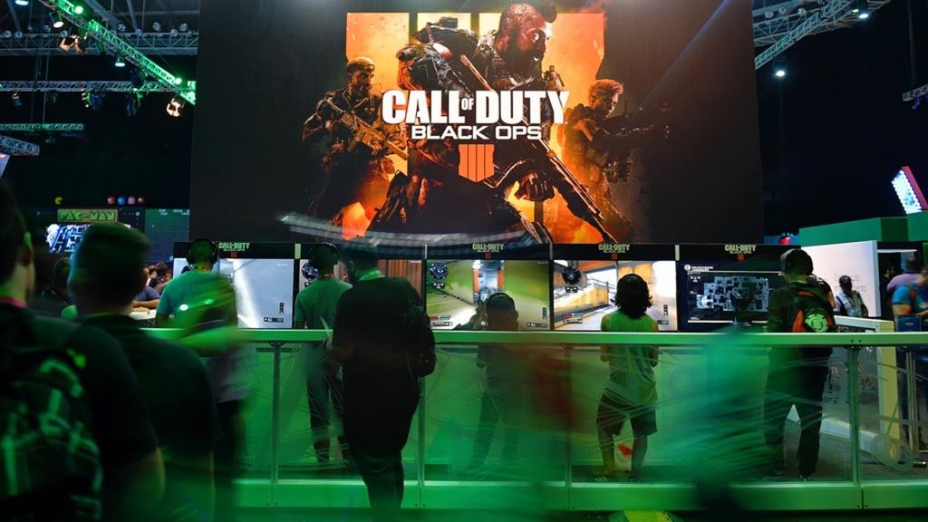 Pengunjung memainkan gim Call of Duty versi terbaru di ajang pameran gim Game XP di The Olympic Park, Rio de Janeiro, Brasil, Jumat (7/9/2018).