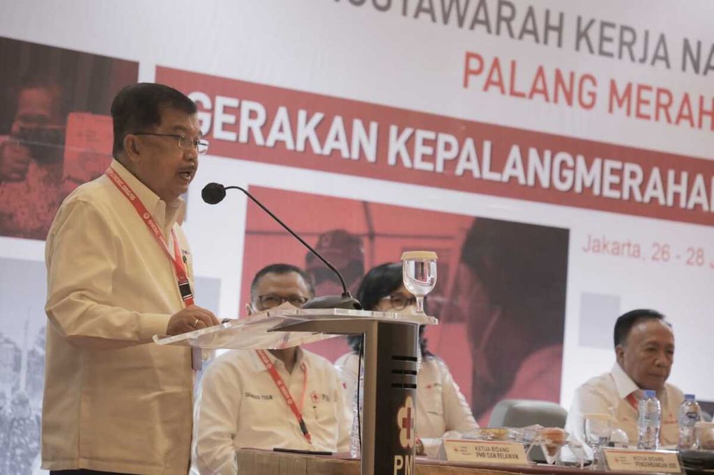 Ketua Umum Palang Merah Indonesia (PMI) Jusuf Kalla seusai membuka Musyawarah Kerja Nasional PMI di Hotel Luwansa, Jakarta, Rabu (27/7/2022) yang dihadiri seluruh pengurus PMI se-Indonesia baik secara luring maupun daring.