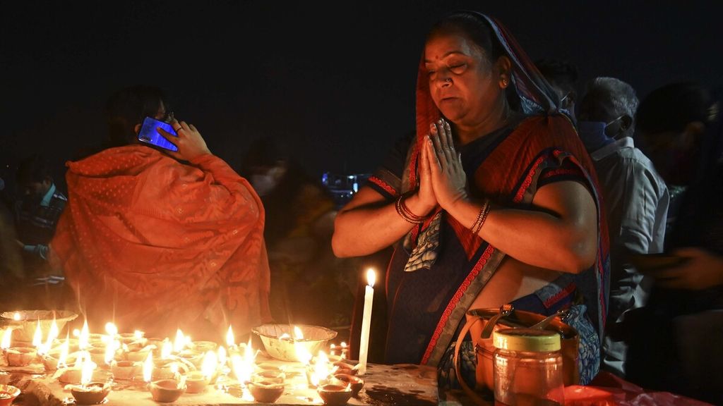 Secara spiritual, festival Diwali adalah ungkapan syukur atas kemenangan cahaya atas kegelapan, pengetahuan atas kebodohan, kebaikan atas kejahatan, dan juga harapan atas keputusasaan. Sembari menyalakan llilin, mereka memanjatkan doa agar dilimpahkan banyak berkah kebaikan di masa depan.