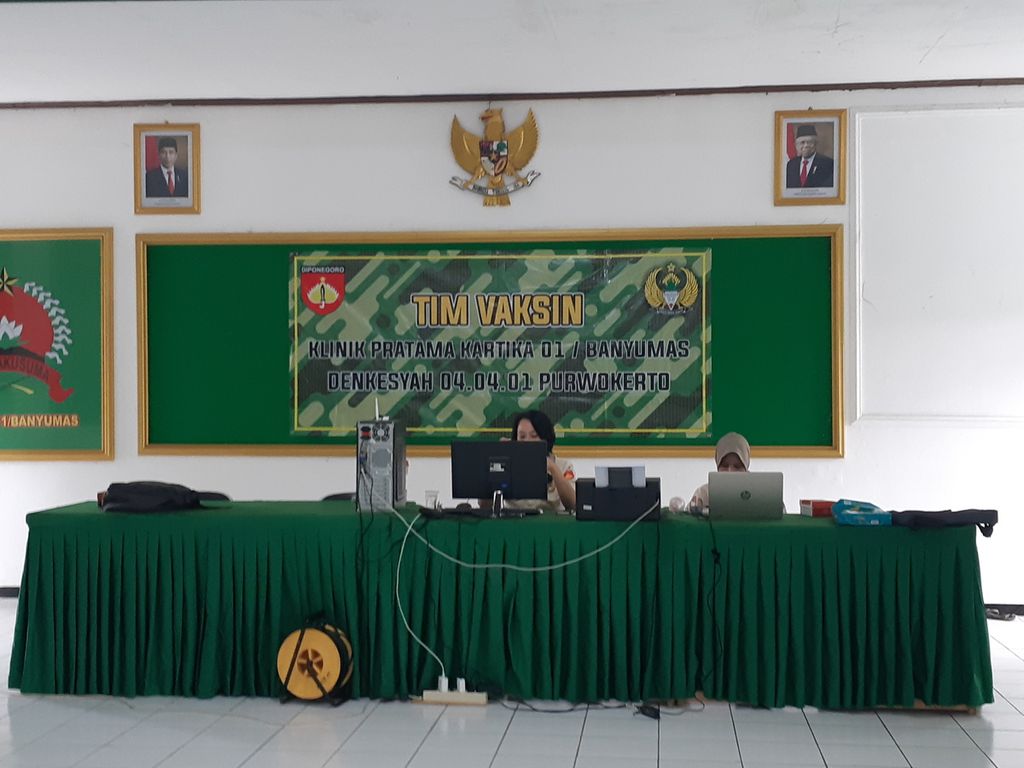 Petugas pelayanan vaksinasi penguat atau <i>booster</i> di Kodim 0701/Banyumas, Jawa Tengah, Kamis (20/1/2022).