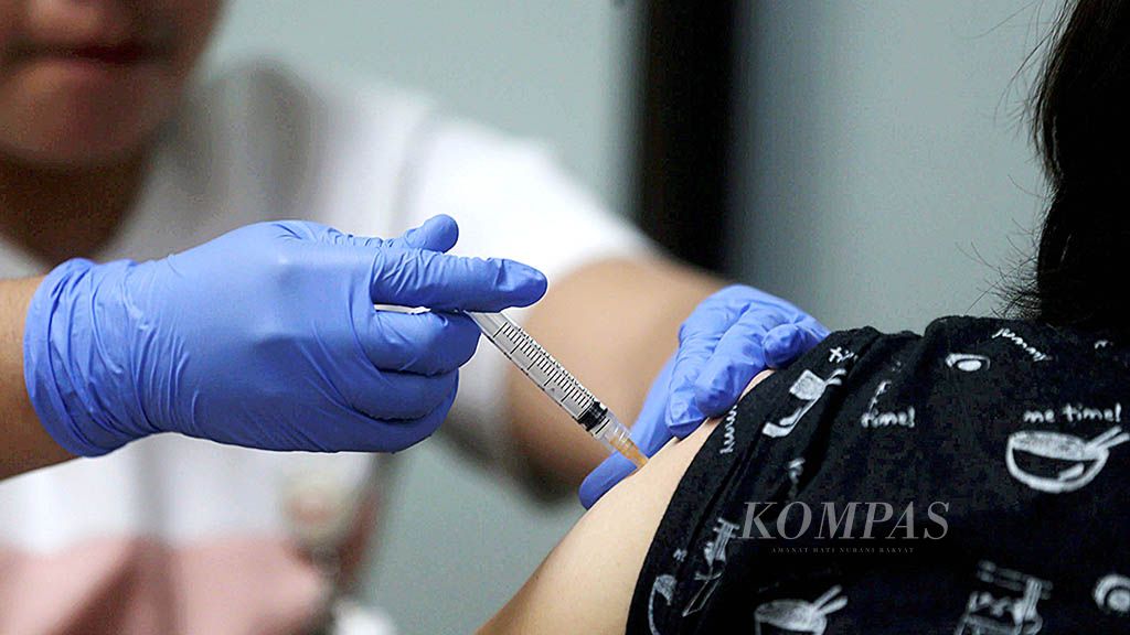 Petugas kesehatan Rumah Sakit Omni memberikan suntik vaksin difteri kepada karyawan di lingkungan  perusahaan Kompas Gramedia di Jakarta, Rabu (17/1). Pemberian vaksin ini bertujuan untuk meminimalisasi penyebaran penyakit difteri.