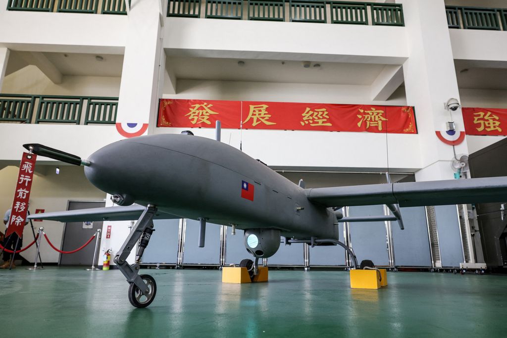Pesawat nirawak ditampilkan di Institut Sains dan Teknologi Nasional Chung-Shan di Taichung pada 15 November 2022.