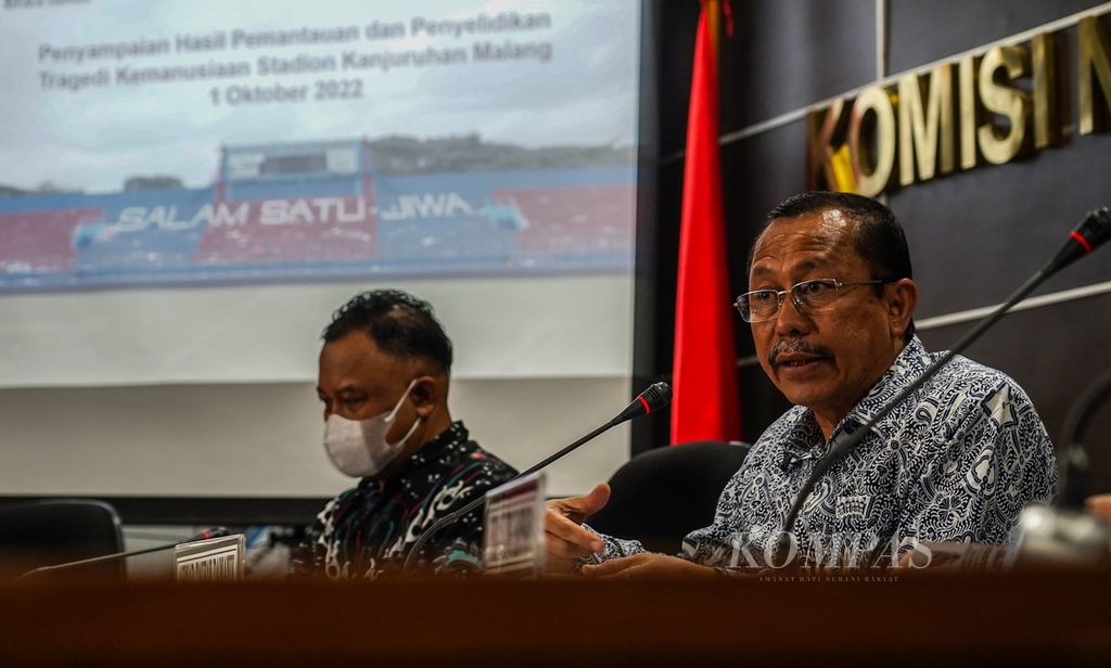 Ketua Komisi Nasional Hak Asasi Manusia (Komnas HAM) Ahmad Taufan Damanik (kanan) saat menyampaikan pidatonya dalam Penyampaian Hasil Pemantauan dan Penyelidikan Tragedi Stadion Kanjuruhan Malang di Kantor Komnas HAM, Jakarta, Rabu (2/11/2022). 