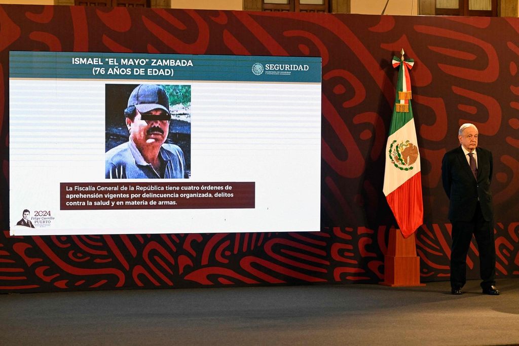 Presiden Meksiko Andres Manuel Lopez Obrador dalam pengumuman penangkapan Ismael Zambada dan Joaquin Guzman Lopez, Jumat (26/7/2024), di Istana Nasional Meksiko. 