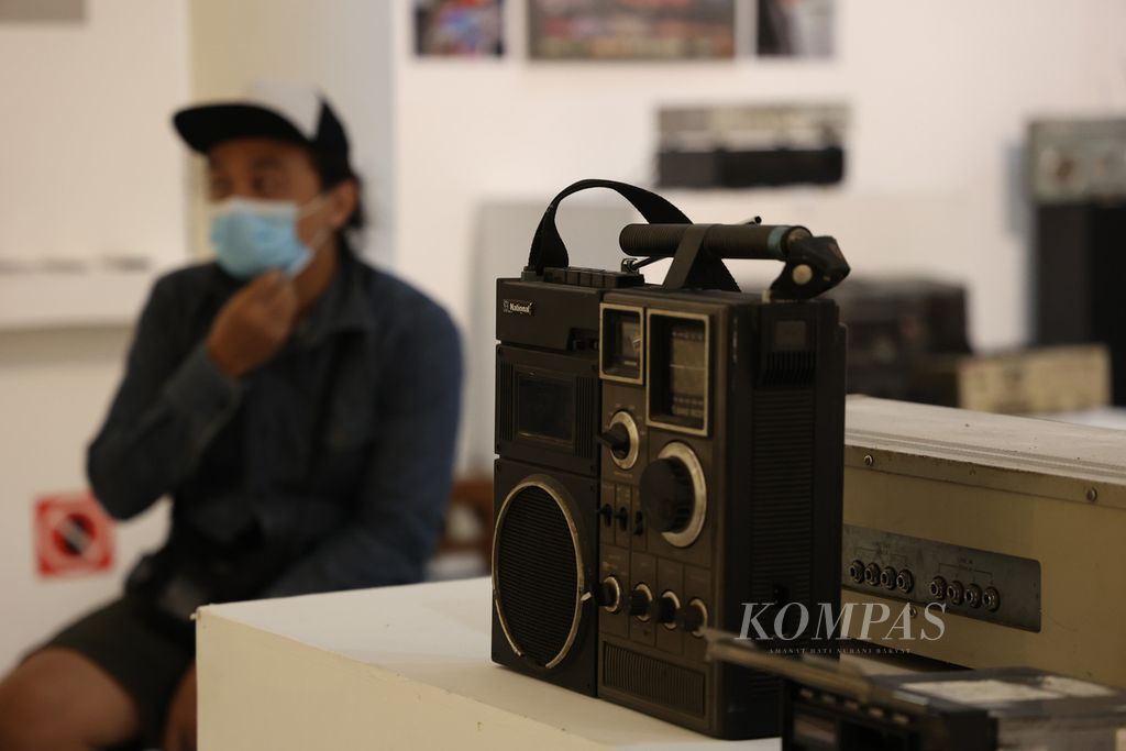 Berbagai macam kaset beserta alat pemutar dan perekamnya ditampilkan dalam pameran Cassette Reborn di Bentara Budaya Yogyakarta, Yogyakarta, Rabu (16/3/2022). 