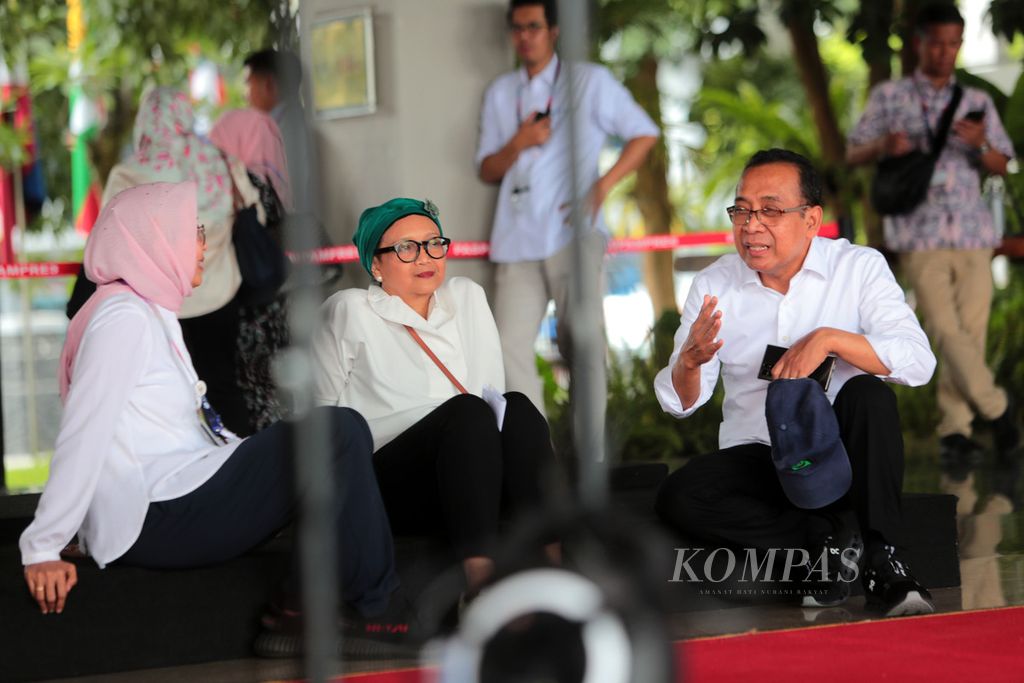 Menteri Sekretaris Negara Pratikno (kanan) duduk santai saat berbincang dengan Menteri Luar Negeri Retno Marsudi (tengah) di Hotel Meruoroh, Labuan Bajo, Manggarai Barat, Nusa Tenggara Timur, Senin (8/5/2023). 
