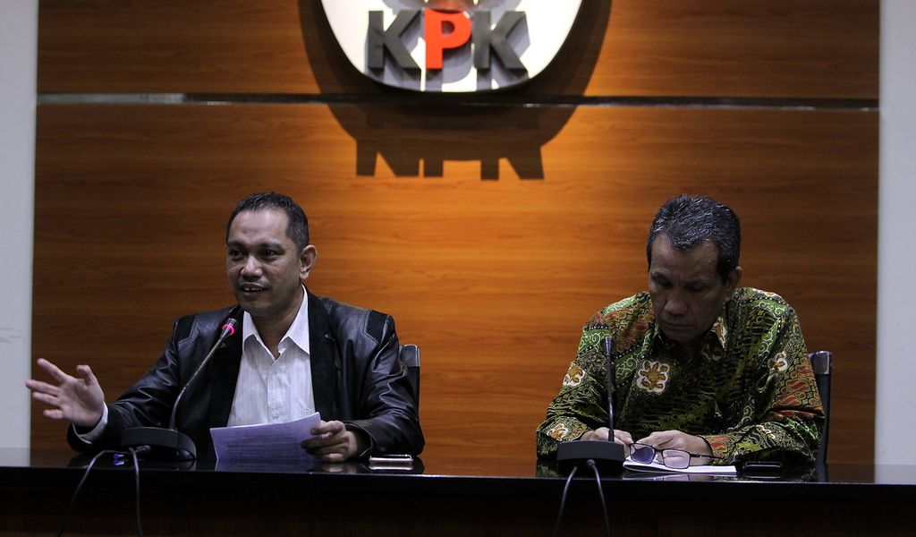 Wakil Ketua Komisi Pemberantasan Korupsi Nurul Ghufron didampingi Deputi Pencegahan KPK Pahala Nainggolan (kanan) mengadakan konferensi pers di Gedung KPK, Jakarta, Jumat (13/3/2020).