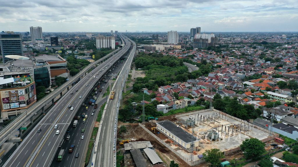 Kereta teknis proyek Kereta Cepat Jakarta-Bandung (KCJB) merampungkan pekerjaan di Pekayon, Kota Bekasi, Jawa Barat, Senin (10/4/2023). Program ini merupakan bagian dari program Belt and Road Initiative yang digagas pemerintah China. KOMPAS/AGUS SUSANTO (AGS) 10-4-2023