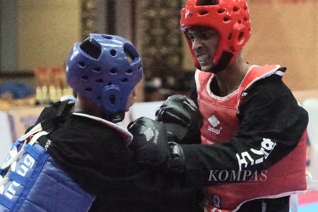 Atlet bertarung dalam Kejuaraan Nasional V Hapkido Indonesia di Auditorium Universitas Negeri Padang, Kota Padang, Sumatera Barat, Sabtu (6/8/2022). Kejurnas yang digelar 6-7 Agustus 2022 dan diikuti oleh 363 atlet dari 23 provinsi ini menjadi ajang atlet untuk persiapan PON XXI Aceh-Sumatera Utara 2024 yang untuk pertama kali mempertandingkan hapkido.