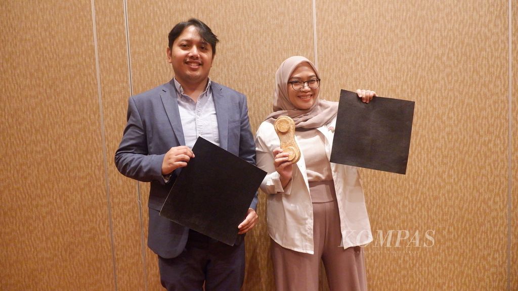 Adi Reza Nugroho (kiri) dan Annisa Wibi Ismarlanti saat mengikuti Konferensi Filantropi Asia  2024 di Expo Sands &amp; Convention Centre, Marina Bay Sands, Singapura, Selasa (16/4/2024).