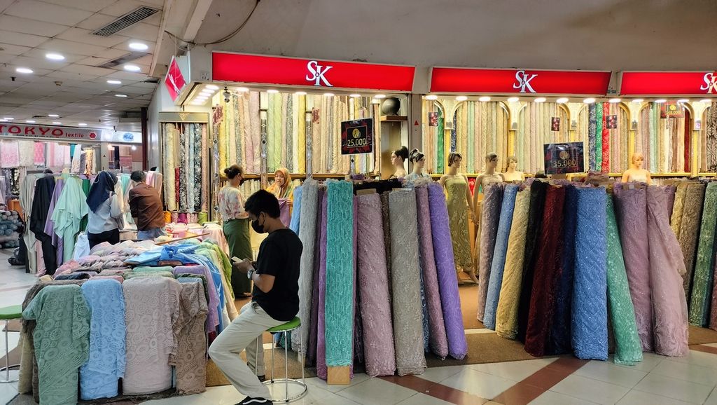 Pedagang tekstil di Pasar Tanah Abang menunggu konsumen, Selasa (18/10/2022).