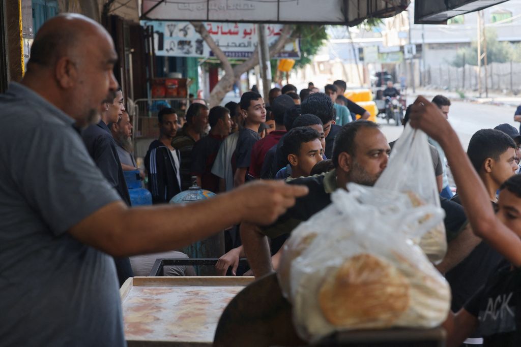 Warga Palestina mengantre untuk membeli roti dari sebuah toko di Rafah, sebelah selatan Jalur Gaza, 18 Oktober 2023. 