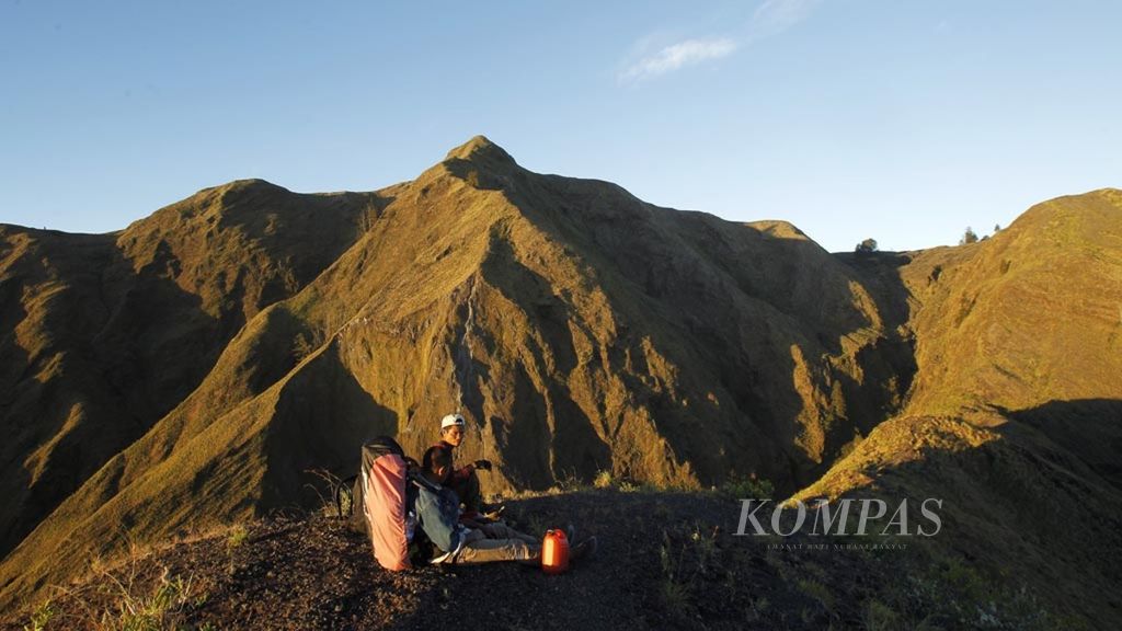 Tim Ekspedisi <i>Kompas</i> Cincin Api beristirahat di punggungan menuju posko empat jalur Doropeti ke arah puncak Gunung Tambora di Nusa Tenggara Barat, Selasa (21/6/2011).