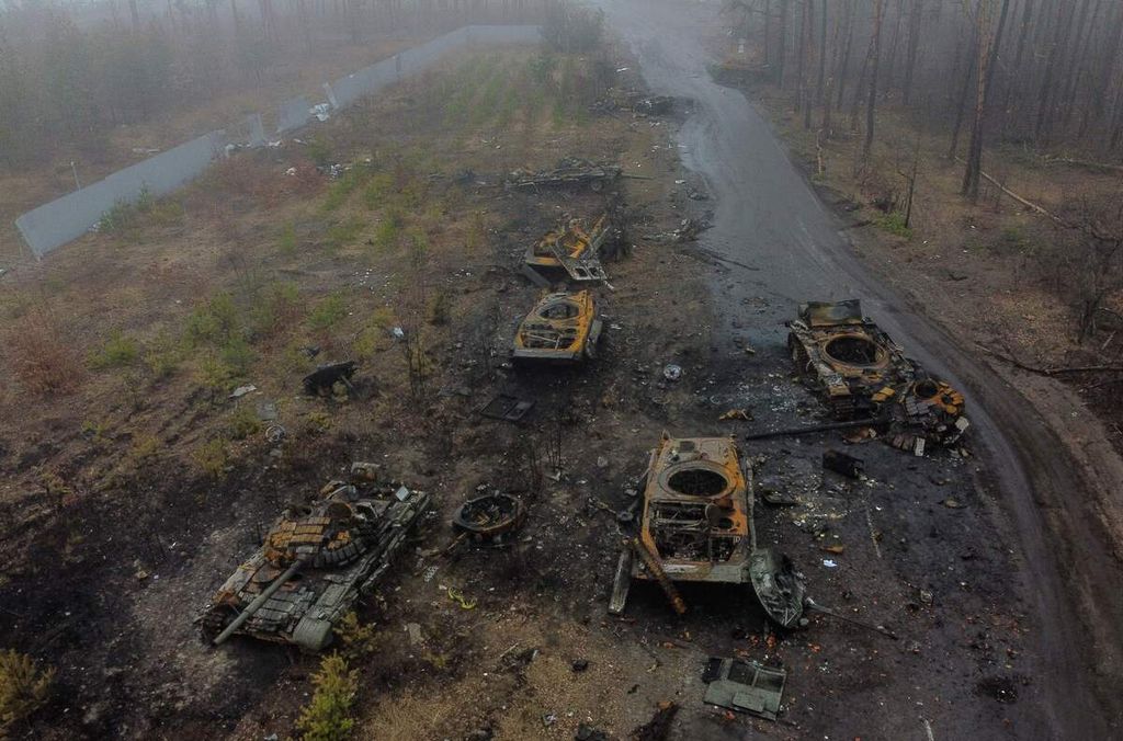 Foto udara yang diambil pada Jumat (1/4/2022), tampak deretan kendaraan lapis baja Rusia yang hancur dalam pertempuran di luar kota Kiev. 