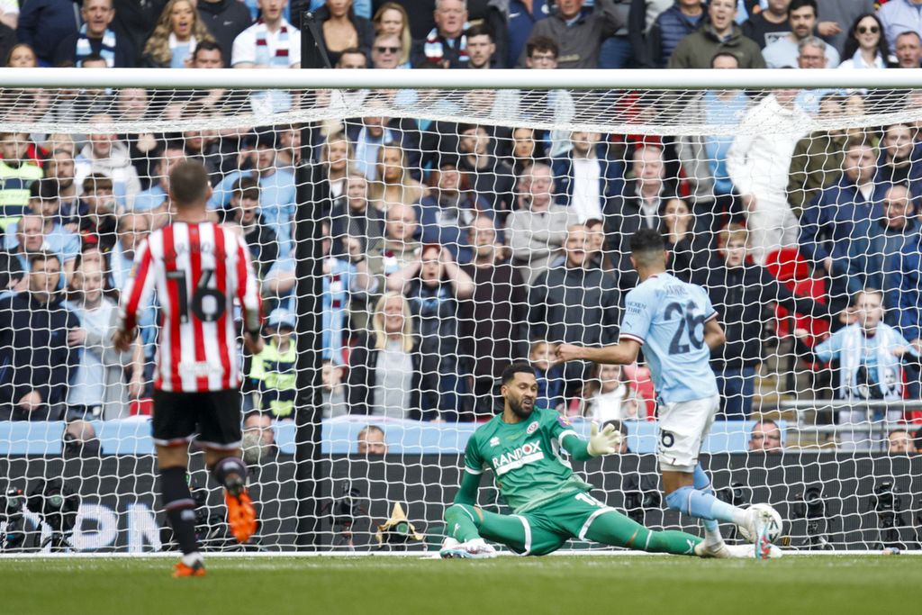 Penyerang Manchester City, Riyad Mahrez, mencetak gol keduanya ke gawang Sheffield United pada ajang semifinal Piala FA di Stadion Wembley, London, Inggris, Sabtu (22/4/2023). City menang, 3-0.