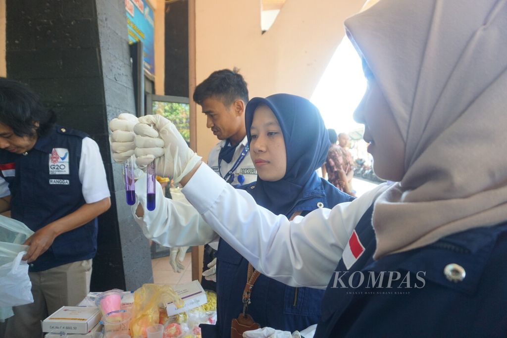 Petugas dari Loka POM di Kabupaten Banyumas memeriksa sampel makanan di Pasar Manis Purwokerto, Kabupaten Banyumas, Jawa Tengah, Selasa (19/3/2024).
