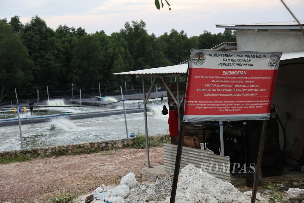 The information board on the closure of shrimp ponds installed by the Ministry of Environment and Forestry in one of the shrimp ponds in Karimunjawa Village, Karimunjawa District, Jepara, Central Java, on Wednesday (17/4/2024).