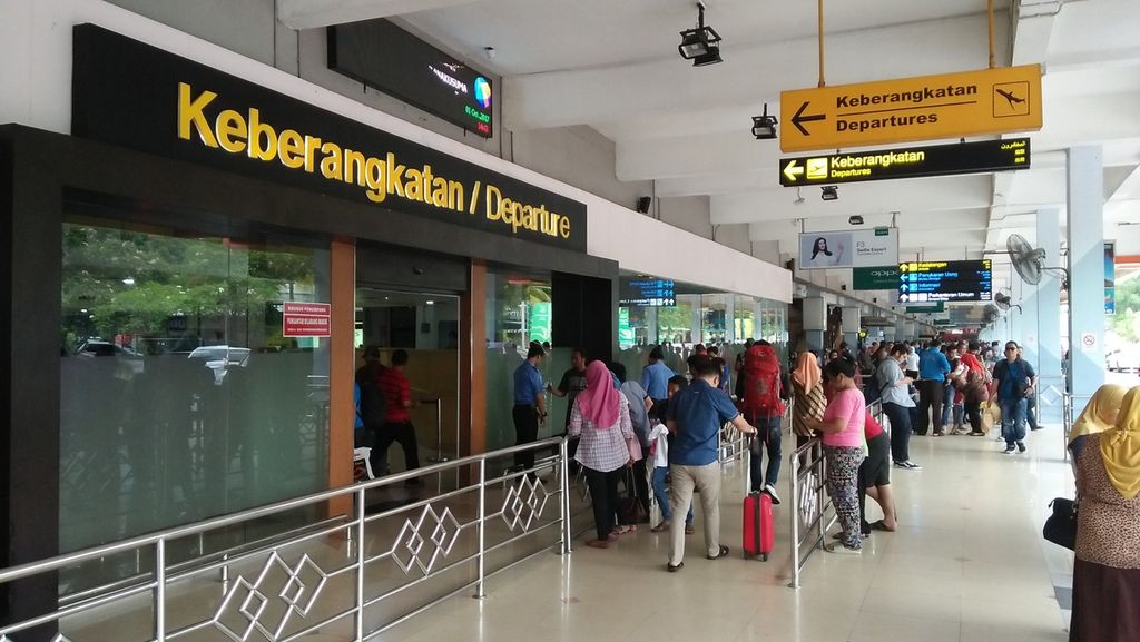 Suasana pintu keberangkatan Bandara Halim Perdanakusuma, Jakarta, Minggu (1/10). Sejumlah penerbangan di bandara ini dialihkan pada 1 Oktober 2017-3 Oktober 2017 terkait latihan militer dalam rangka HUT TNI pada 5 Oktober mendatang.