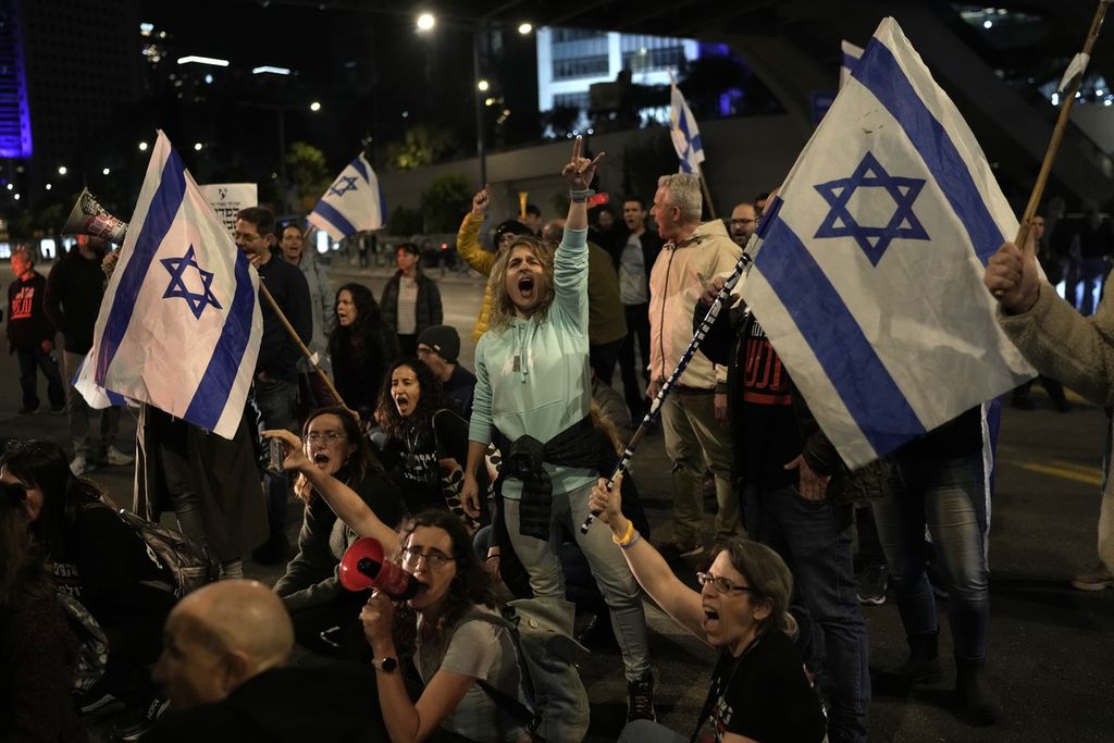 Sejumlah pengunjuk rasa berdemo di Tel Aviv, Israel, 20 Januari 2024, mendesak Pemerintah Israel untuk melakukan negosiasi agar keluarga mereka dibebaskan oleh Kelompok Hamas. 