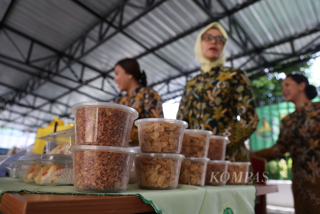Sejumlah produk UMKM dijual di stan Adhyaksa Dharmakarini dalam acara Bazar Ramadhan di halaman kantor Kejaksaan Tinggi Daerah Istimewa Yogyakarta, Kota Yogyakarta, Selasa (2/4/2024). 