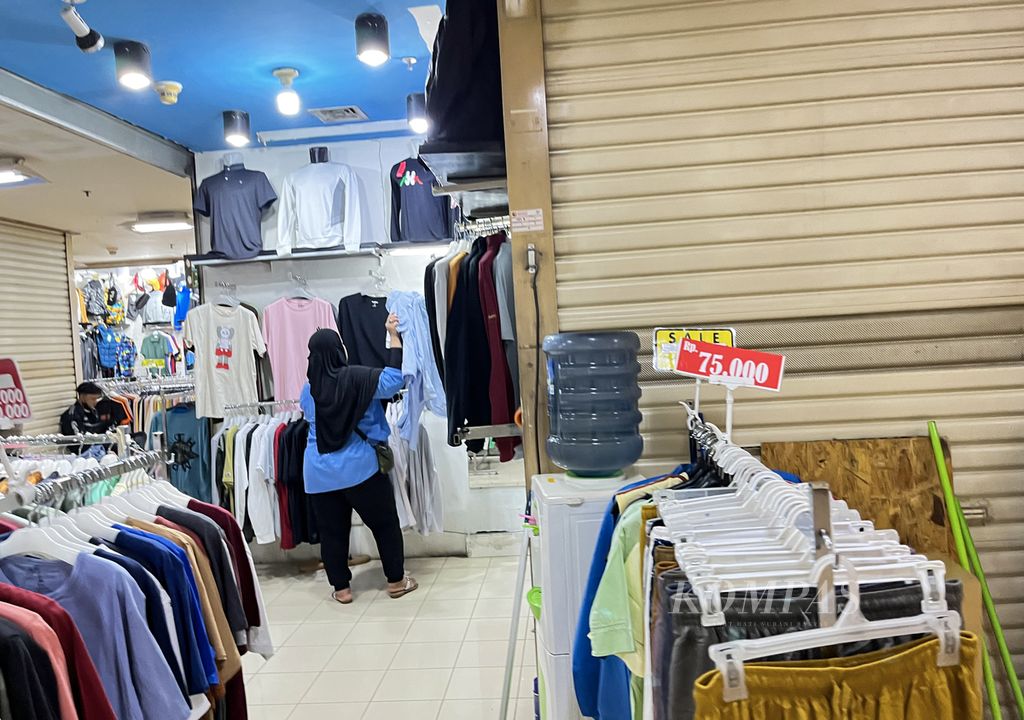 Pedagang mempersiapkan dagangannnya di salah satu gerai di pusat perbelanjaan di kawasan Kuningan, Jakarta Selatan, Senin (19/9/2022). Pusat perbelanjaan menengah ke atas terbilang bisa bertahan di masa pandemi Covid-19.