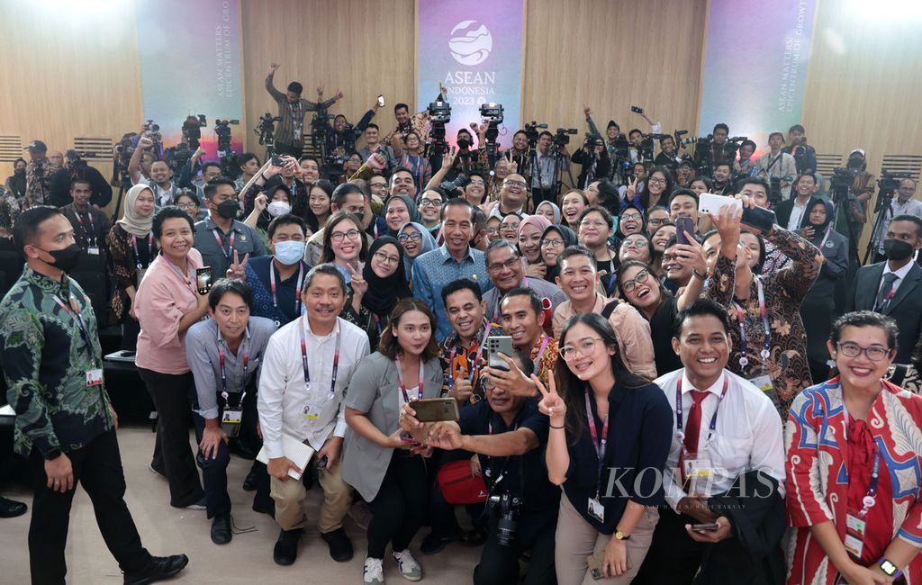 Presiden Joko Widodo berfoto bersama wartawan seusai menyampaikan keterangan terkait hasil pertemuan Konferensi Tingkat Tinggi (KTT) Ke-42 ASEAN di Labuan Bajo, Manggarai Timur, Nusa Tenggara Timur, Kamis (11/5/2023). 