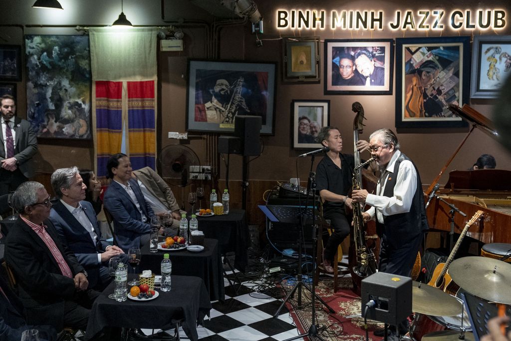 Menteri Luar Negeri Amerika Serikat Antony Blinken (duduk, kedua dari kiri) menikmati penampilan musisi jazz Vietnam di Minh Jazz Club, Hanois, pada Sabtu (15/4/2023).