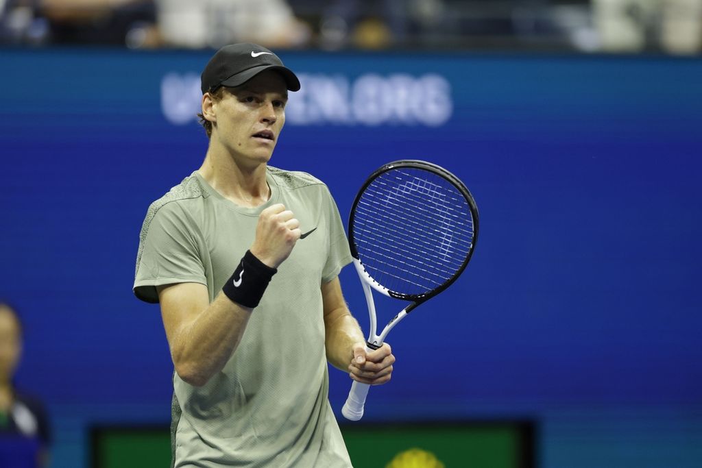 Petenis Italia, Jannik Sinner, merayakan kemenangan atas petenis Amerika Serikat, Tommy Paul, pada babak keempat AS Terbuka di New York, Amerika Serikat, Senin (2/9/2024). Sinner menang dengan skor 7-6 (3), 7-6 (5), 6-1.