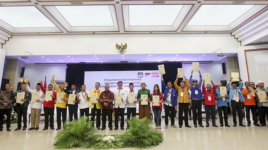 Komisi Pemilihan Umum melaksanakan pengundian dan penetapan nomor urut partai politik peserta Pemilihan Umum 2019, di Kantor KPU, Jakarta, Minggu (18/2) malam. Sebanyak 14  partai dan empat partai lokal yang sebelumnya ditetapkan sebagai peserta pemilu menghadiri  acara tersebut.