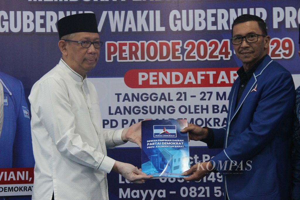 Gubernur petahana Kalimantan Barat Sutarmidji (baju putih) menyerahkan formulir pendaftaran untuk maju sebagai calon gubernur Kalbar dalam Pilkada 2024 kepada Dewan Pimpinan Daerah Partai Demokrat Kalbar, Jumat (5/4/2024).