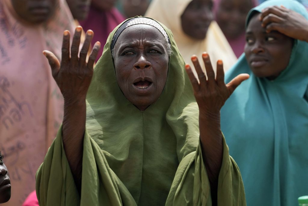 Seorang perempuan berdoa untuk keselamatan 287 siswa sekolah dasar dan menengah yang diculik sekelompok pria bersenjata di Kuriga, Negara Bagian Kaduna, Nigeria, Sabtu (9/3/2024). 
