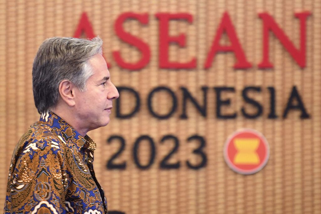 Menteri Luar Negeri Amerika Serikat Antony J Blinken berjalan saat akan berfoto bersama ketika mengikuti Pertemuan Menteri Luar Negeri ASEAN (PMC) bersama Amerika Serikat di Jakarta, Jumat (14/7/2023). 