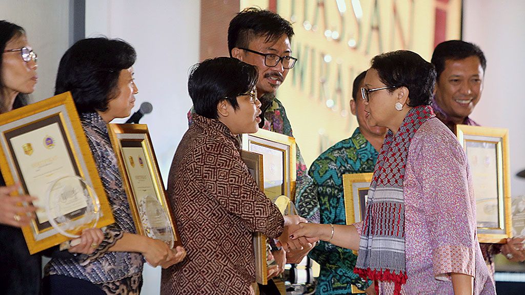 Wartawan Kompas, Luki Aulia (ketiga dari kiri) dan Iwan Santosa (keempat dari kiri), menerima The Hassan Wirajuda Award 2017 kategori jurnalis/media dari Menteri Luar Negeri Retno LP Marsudi di Jakarta, Selasa (19/12). Penghargaan  diberikan kepada 18 pemenang dari tujuh kategori penghargaan tersebut.