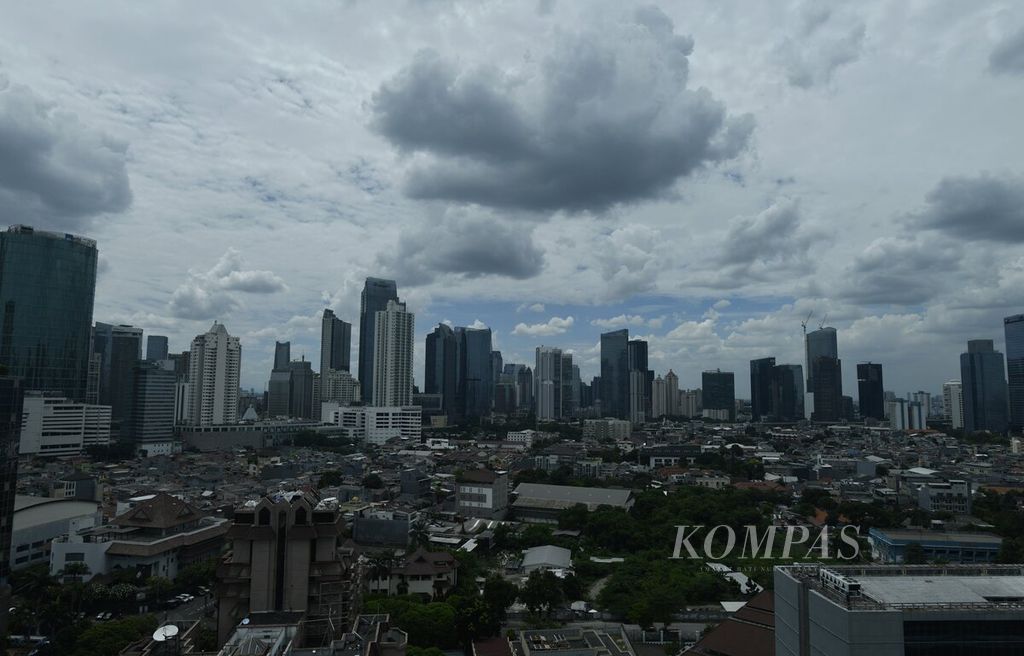 Ilustrasi panorama gedung-gedung bertingkat di Jakarta, Kamis (25/11/2021). 
